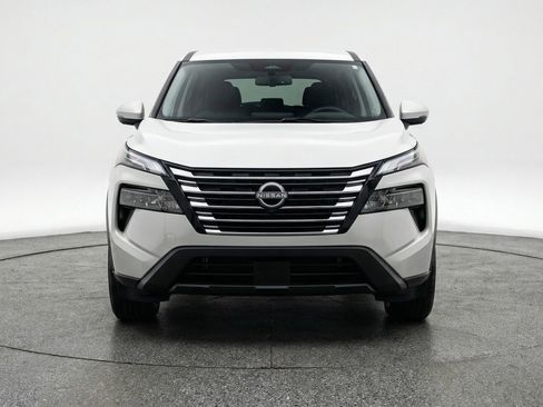 Used 2025 Nissan Rogue SV image 2