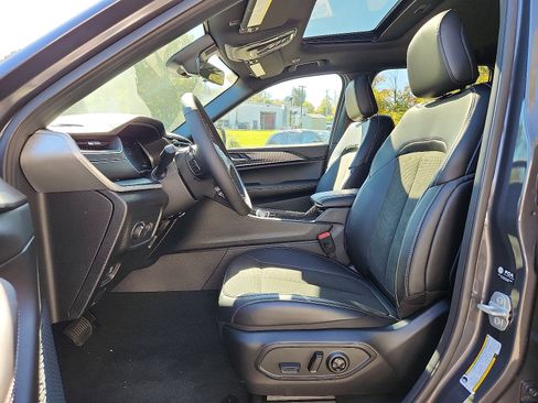 New 2025 Jeep Grand Cherokee Altitude image 9