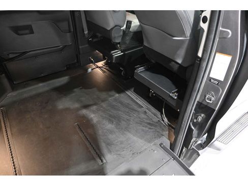 Used 2021 Toyota Sienna XLE w/ XLE Plus Package FWD image 19