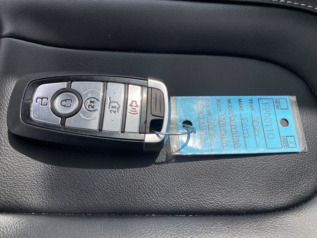 Used 2025 Ford Expedition Platinum AWD/4WD image 22