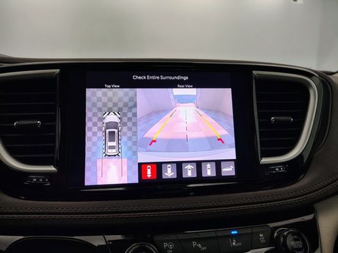 Used 2021 Chrysler Pacifica Touring-L w/ Uconnect Theater Family Group FWD image 3