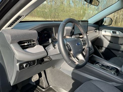 Used 2025 Ford Explorer Active image 16