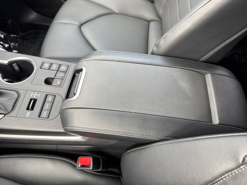 Used 2023 Toyota Highlander XLE AWD/4WD image 27