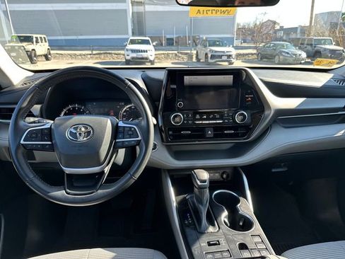 Used 2023 Toyota Highlander LE image 15
