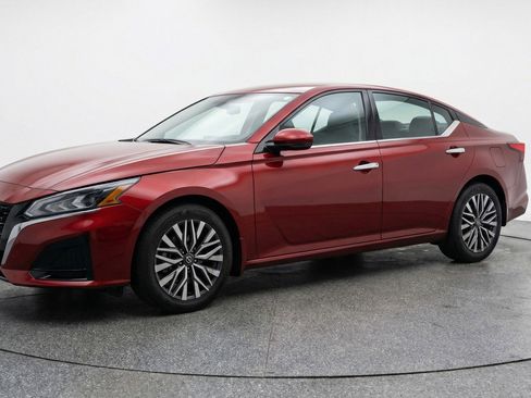 Used 2025 Nissan Altima 2.5 SV image 3