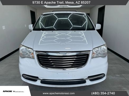 Used 2014 Chrysler Town & Country Touring image 3