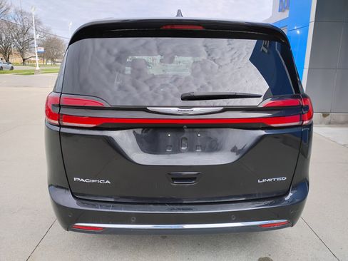 Used 2023 Chrysler Pacifica Limited image 8