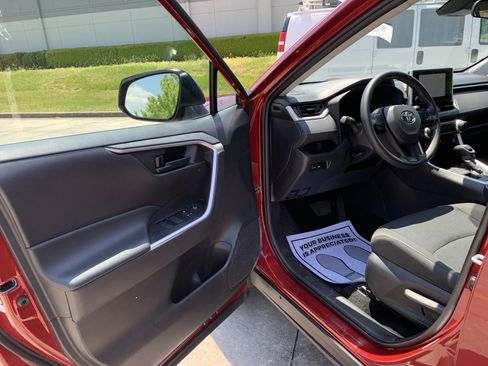 Used 2024 Toyota RAV4 LE AWD/4WD image 9