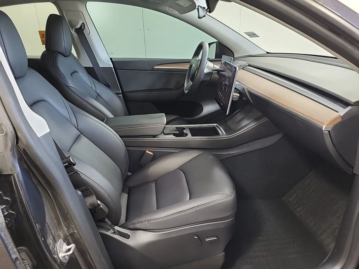 Used 2024 Tesla Model Y Long Range AWD/4WD image 4