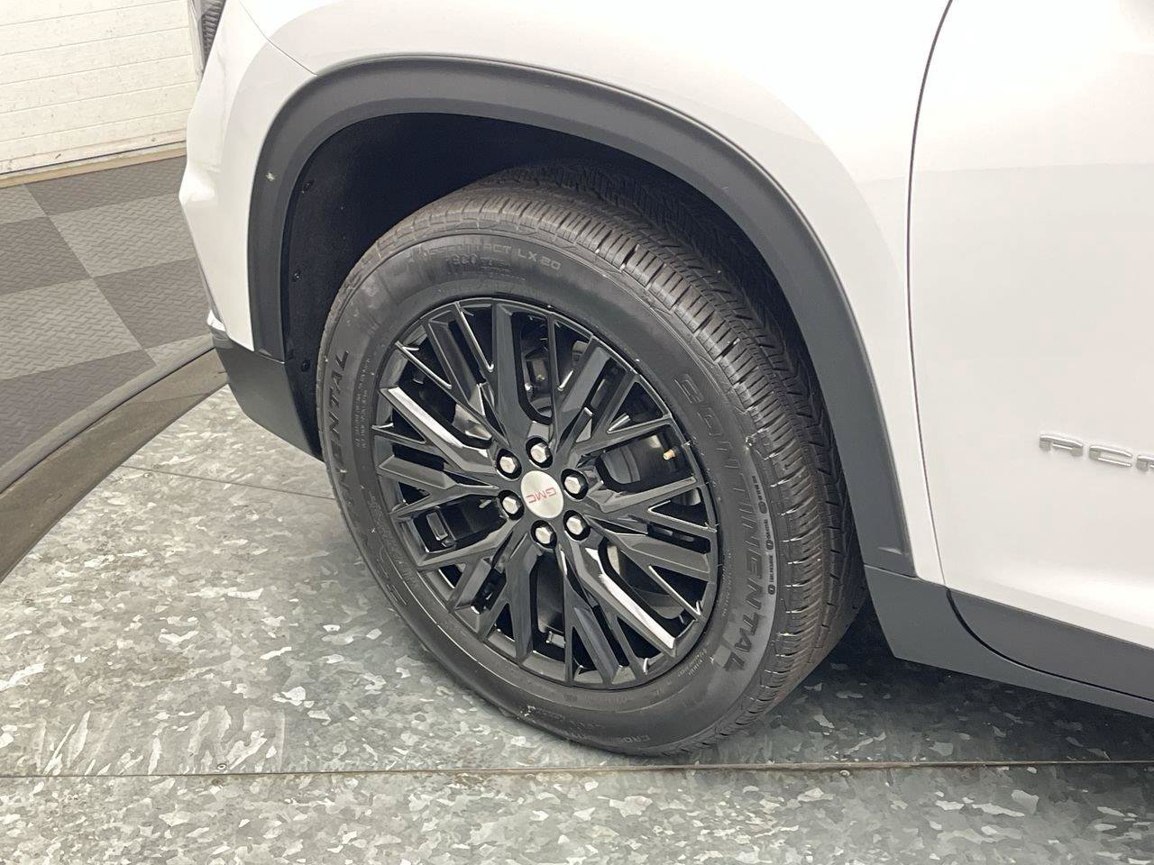 Certified 2026 GMC Acadia Elevation w/ Elevation Premium Package AWD/4WD image 7