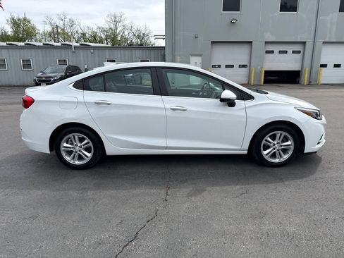 Used 2017 Chevrolet Cruze LT w/ Convenience Package FWD image 2