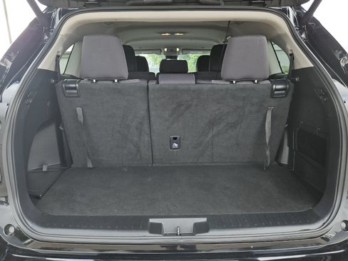 Used 2025 Toyota Highlander LE FWD image 15