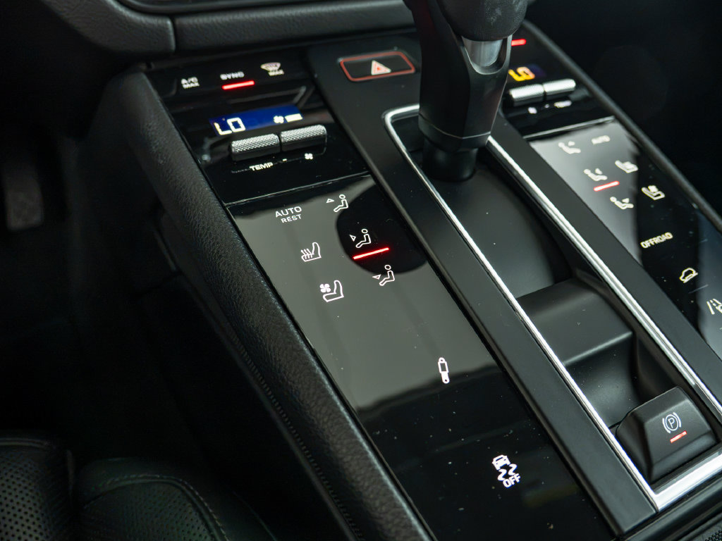 Certified 2026 Porsche Macan Turbo AWD/4WD image 12