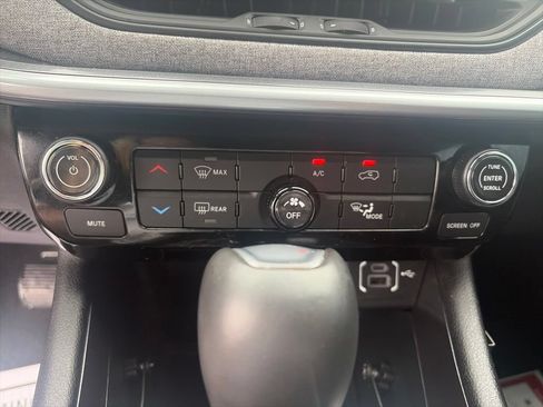 Used 2024 Jeep Compass Latitude AWD/4WD image 21