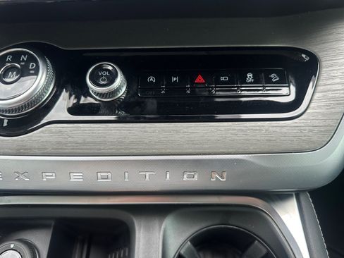 Used 2025 Ford Expedition Max Platinum w/ Driver's Package AWD/4WD image 17