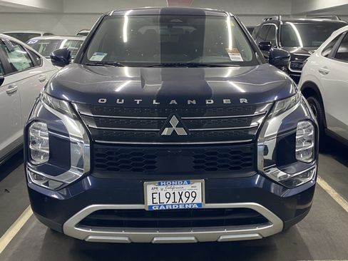 Used 2023 Mitsubishi Outlander SE image 2