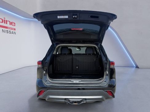 Used 2022 Toyota Highlander XLE AWD/4WD image 19
