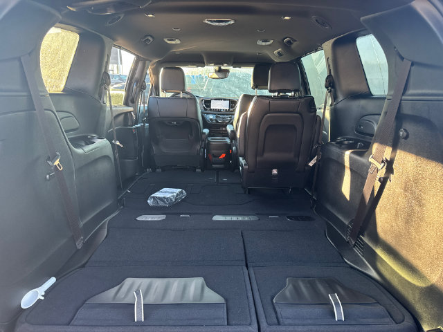 New 2027 Chrysler Pacifica Select w/ Family Tech Group FWD image 9