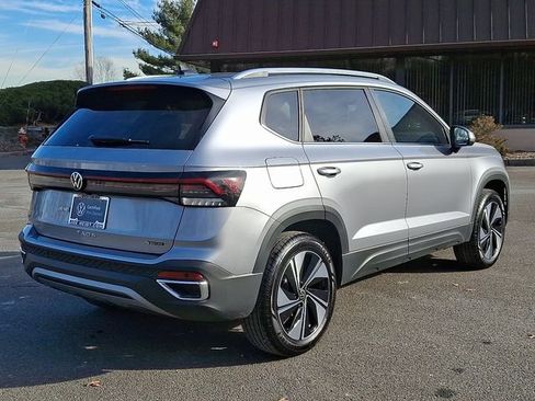 Certified 2025 Volkswagen Taos SE w/ Panoramic Sunroof Package image 11