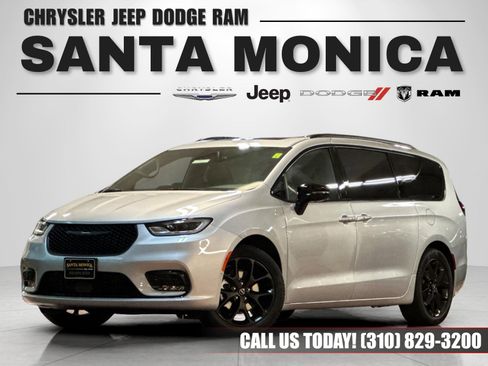 New 2026 Chrysler Pacifica Limited w/ Uconnect Theater Family Group image 1