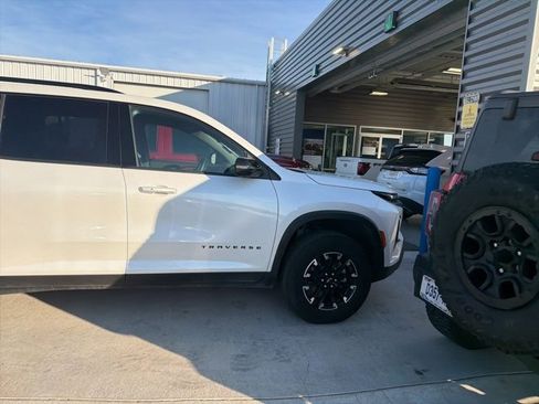 Used 2025 Chevrolet Traverse Z71 w/ Driver Confidence Package image 3