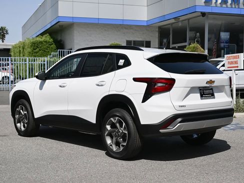 New 2026 Chevrolet Trax LT w/ LPO, Blackout Package FWD image 6