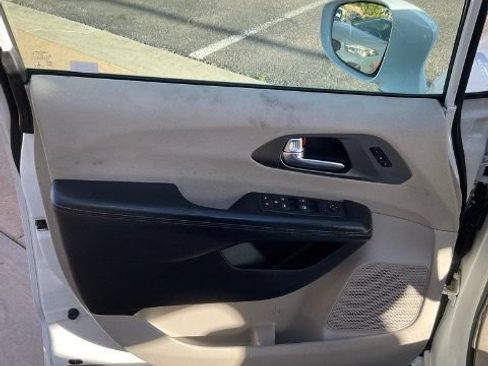 Used 2022 Chrysler Pacifica Touring-L FWD image 18
