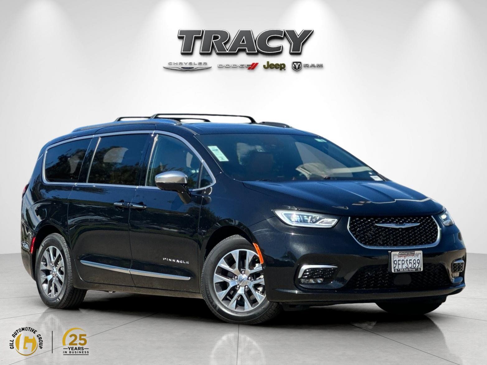 Used 2023 Chrysler Pacifica Pinnacle FWD image 1