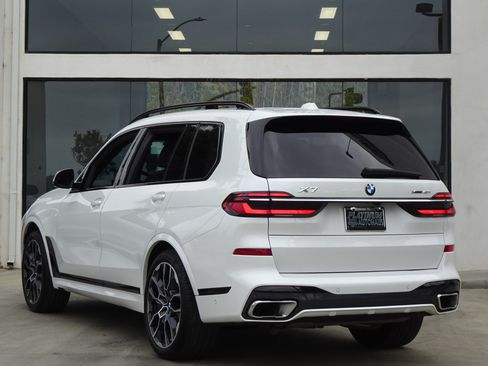 Used 2024 BMW X7 xDrive40i w/ M Sport Package AWD/4WD image 4