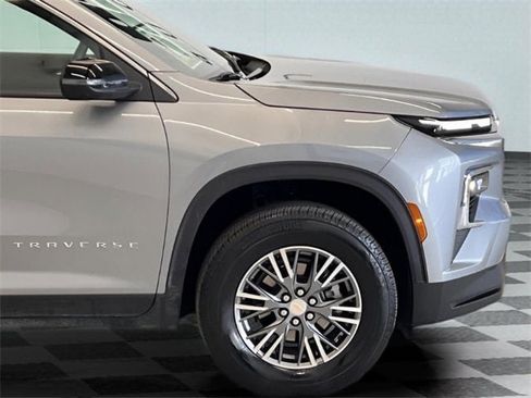 Used 2025 Chevrolet Traverse LT image 6