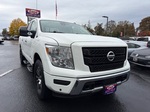 Used 2021 Nissan Titan SV w/ SV Convenience Package image 9