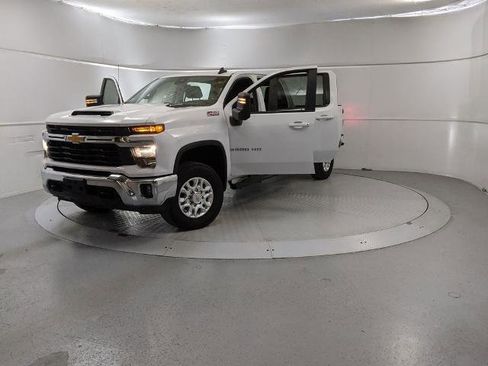 Used 2024 Chevrolet Silverado 3500 LT w/ Convenience Package image 13