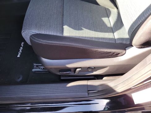 Used 2023 Nissan Rogue SV image 16