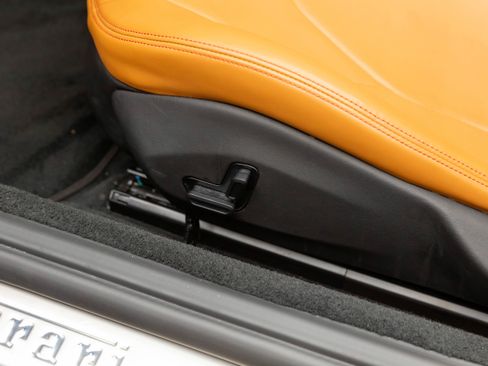 Used 2019 Ferrari Portofino image 17