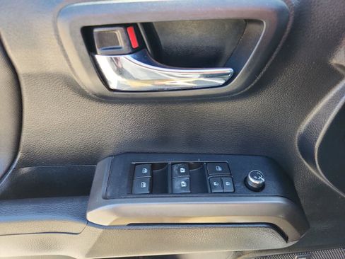 Used 2018 Toyota Tacoma TRD Sport AWD/4WD image 17