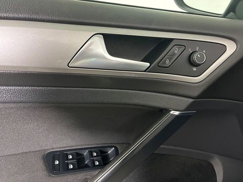 Used 2016 Volkswagen e-Golf SE w/ DC Fast Charging Package image 15