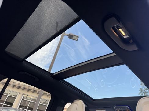 Used 2025 Mercedes-Benz GLC 350e 4MATIC image 7