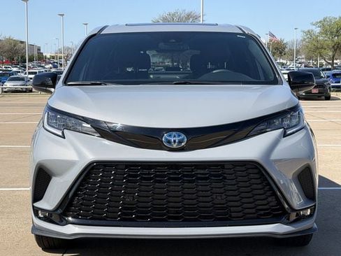 Used 2025 Toyota Sienna XSE image 8