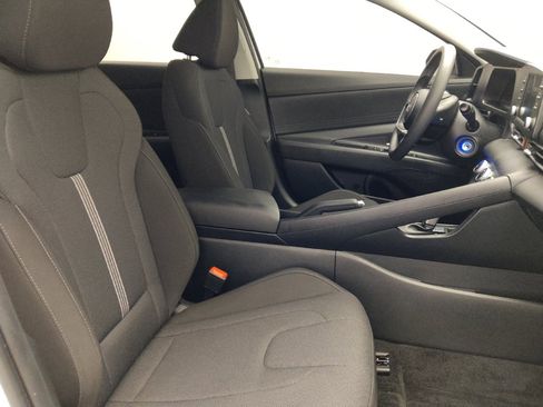 Used 2025 Hyundai Elantra SE FWD image 21