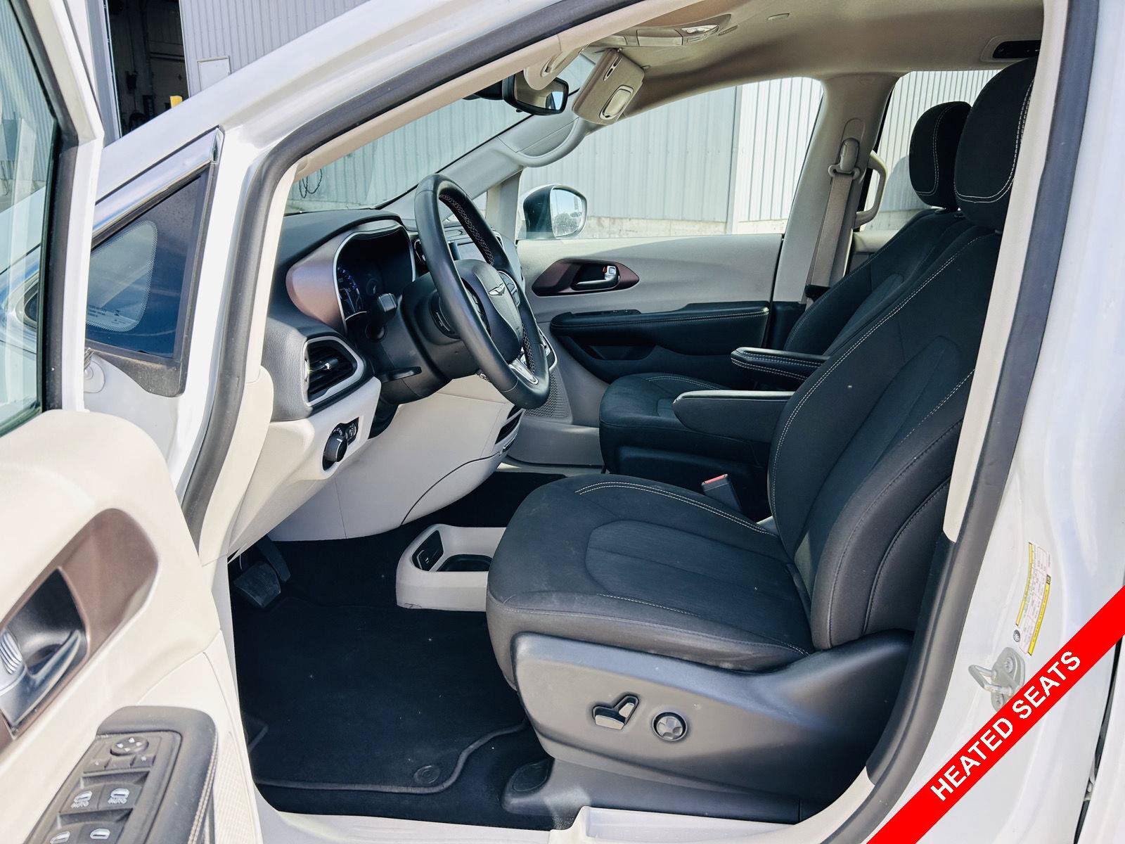 Used 2023 Chrysler Voyager LX FWD image 3