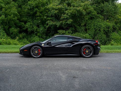 Used 2018 Ferrari 488 GTB RWD image 3