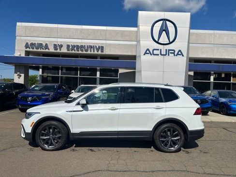 Used 2023 Volkswagen Tiguan SE AWD/4WD image 2