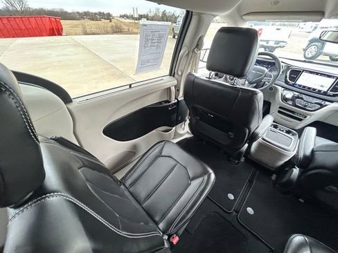 Used 2024 Chrysler Pacifica Touring-L image 32