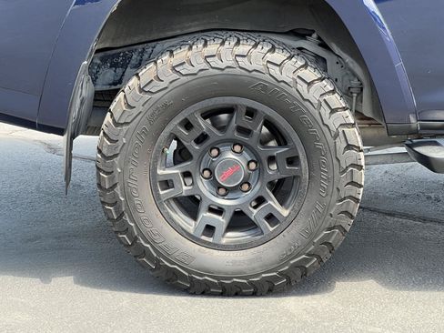 Used 2018 Toyota 4Runner SR5 AWD/4WD image 15