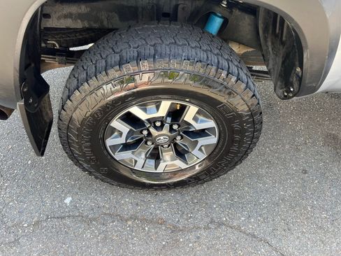Used 2017 Toyota Tacoma TRD Off-Road w/ Tow Package AWD/4WD image 11