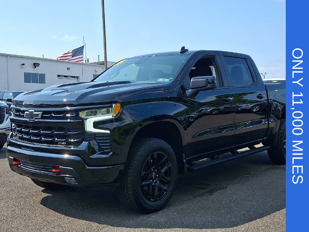 Used 2025 Chevrolet Silverado 1500 LT Trail Boss w/ LPO, Dark Essentials Package AWD/4WD image 3