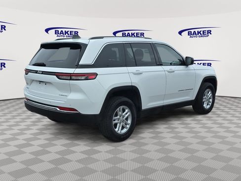 Used 2023 Jeep Grand Cherokee Laredo AWD/4WD image 3