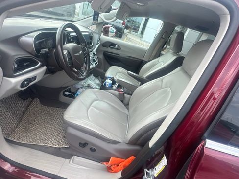 Used 2017 Chrysler Pacifica Touring-L FWD image 9