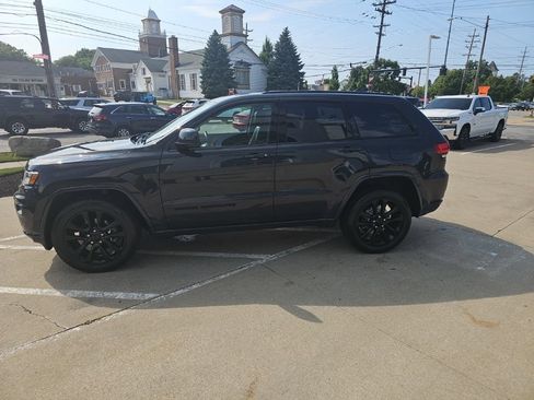 Used 2018 Jeep Grand Cherokee Altitude AWD/4WD image 9