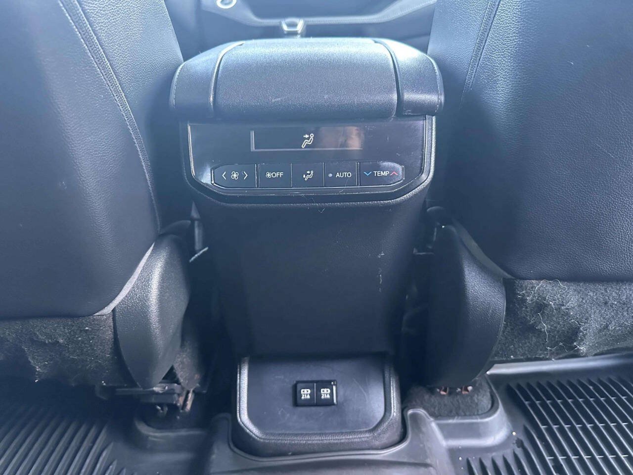 Used 2021 Toyota Highlander XLE AWD/4WD image 19